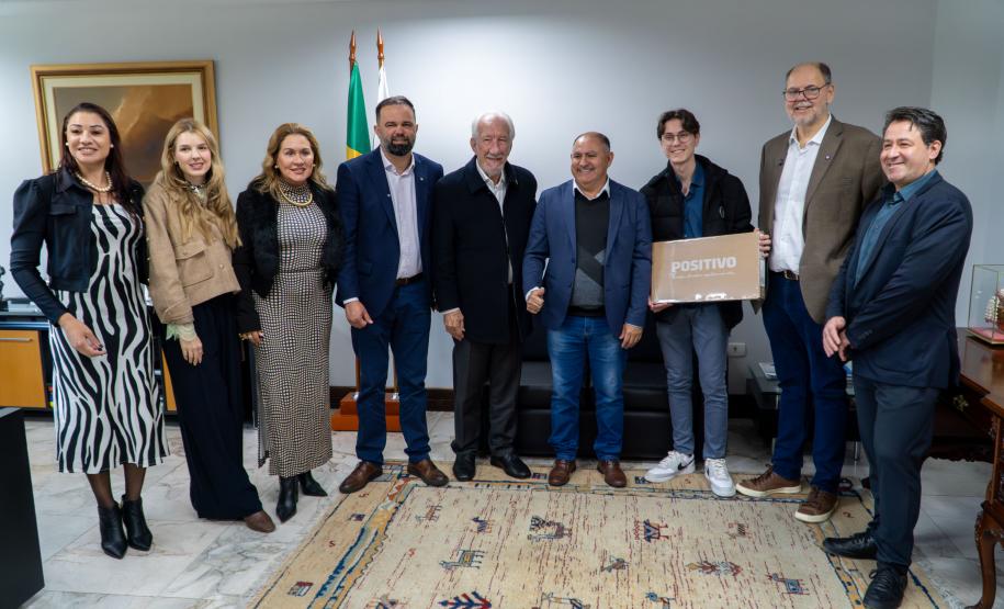 Parananese que vai representar Brasil em Olimpíada de IA ganha notebook e conta trajetória