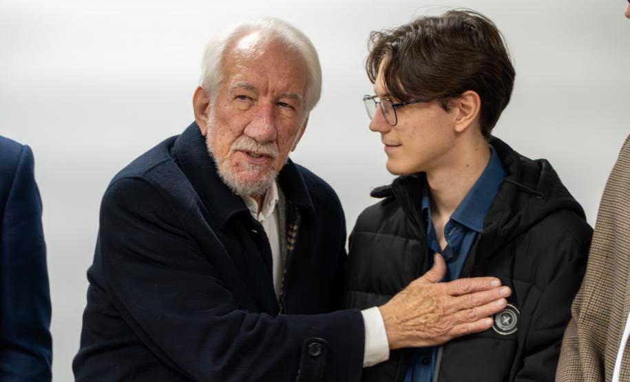 Parananese que vai representar Brasil em Olimpíada de IA ganha notebook e conta trajetória