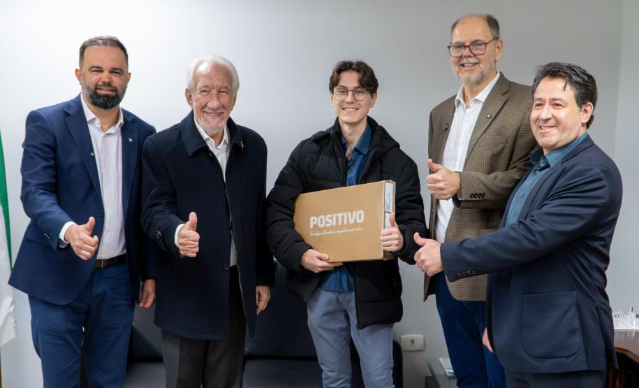 Parananese que vai representar Brasil em Olimpíada de IA ganha notebook e conta trajetória