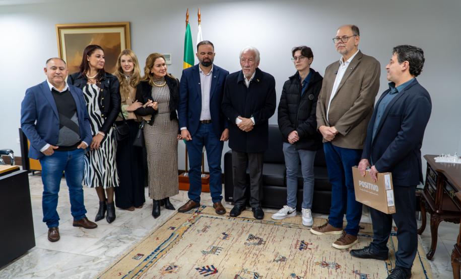 Parananese que vai representar Brasil em Olimpíada de IA ganha notebook e conta trajetória