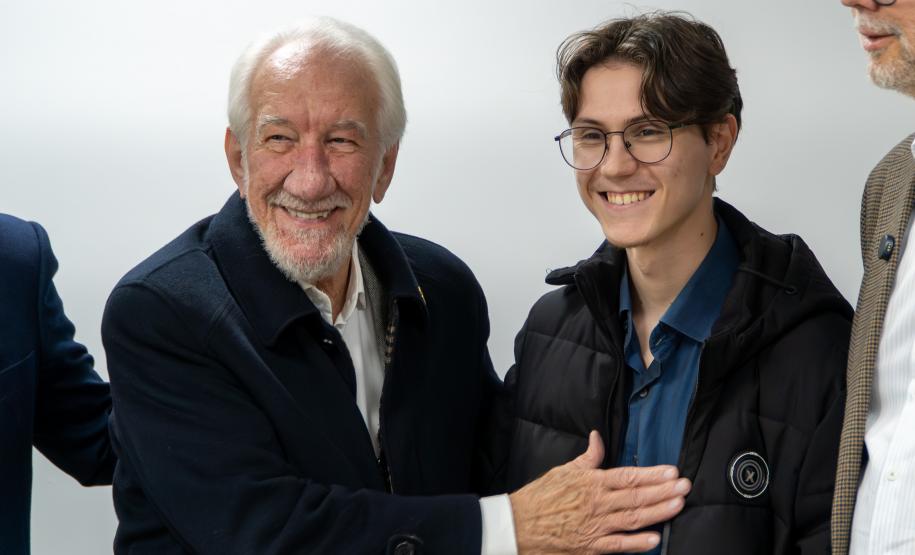 Parananese que vai representar Brasil em Olimpíada de IA ganha notebook e conta trajetória