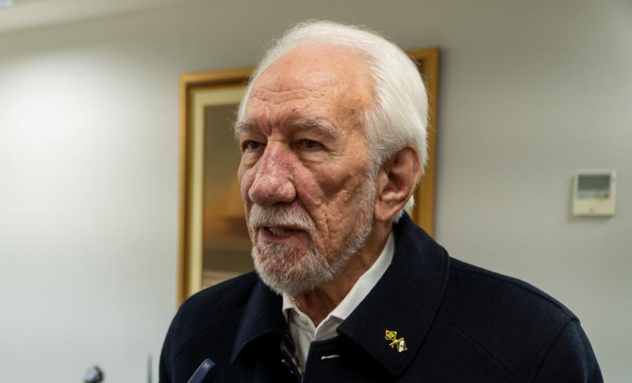 Parananese que vai representar Brasil em Olimpíada de IA ganha notebook e conta trajetória