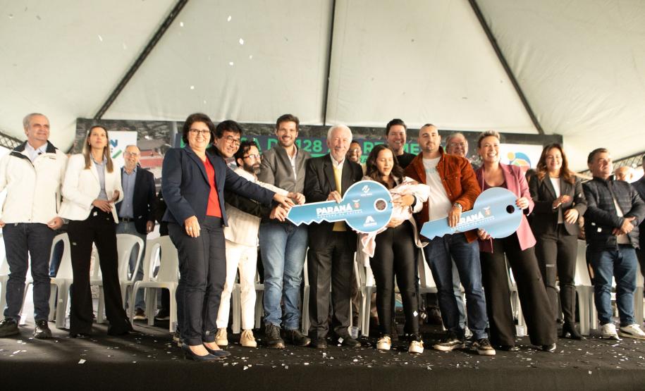 Estado entrega residencial com 128 apartamentos para atender famílias de Londrina