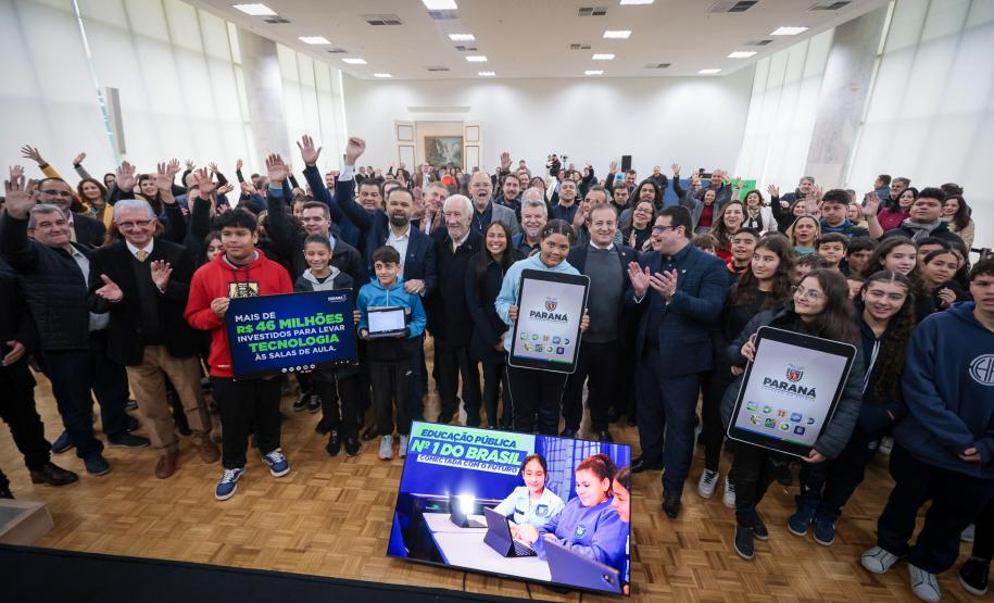 Mais tecnologia: Estado entrega 25 mil tablets e 2,8 mil carrinhos de recarga para escolas