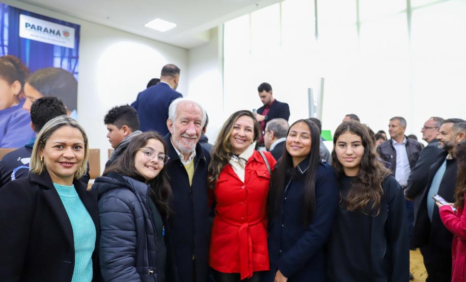 Mais tecnologia: Estado entrega 25 mil tablets e 2,8 mil carrinhos de recarga para escolas