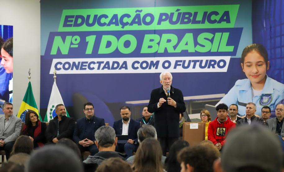 Mais tecnologia: Estado entrega 25 mil tablets e 2,8 mil carrinhos de recarga para escolas