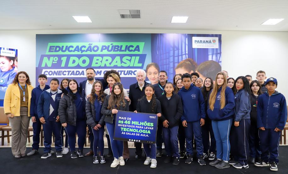 Mais tecnologia: Estado entrega 25 mil tablets e 2,8 mil carrinhos de recarga para escolas