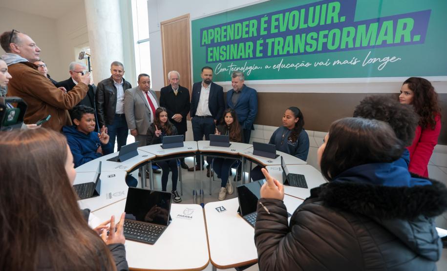 Mais tecnologia: Estado entrega 25 mil tablets e 2,8 mil carrinhos de recarga para escolas