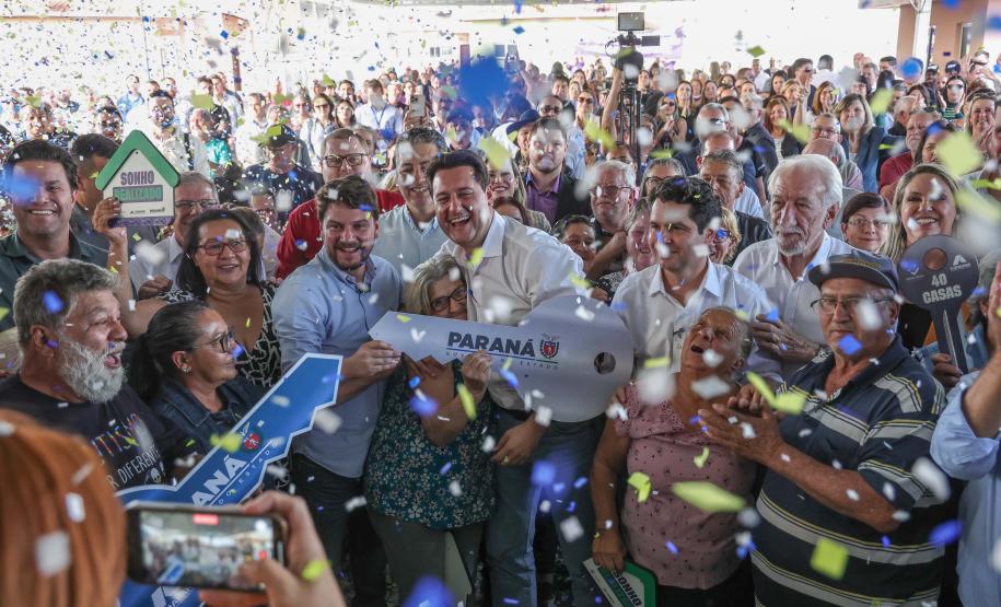 Com piscina e mobília, Ratinho Junior inaugura Condomínio do Idoso de Arapongas