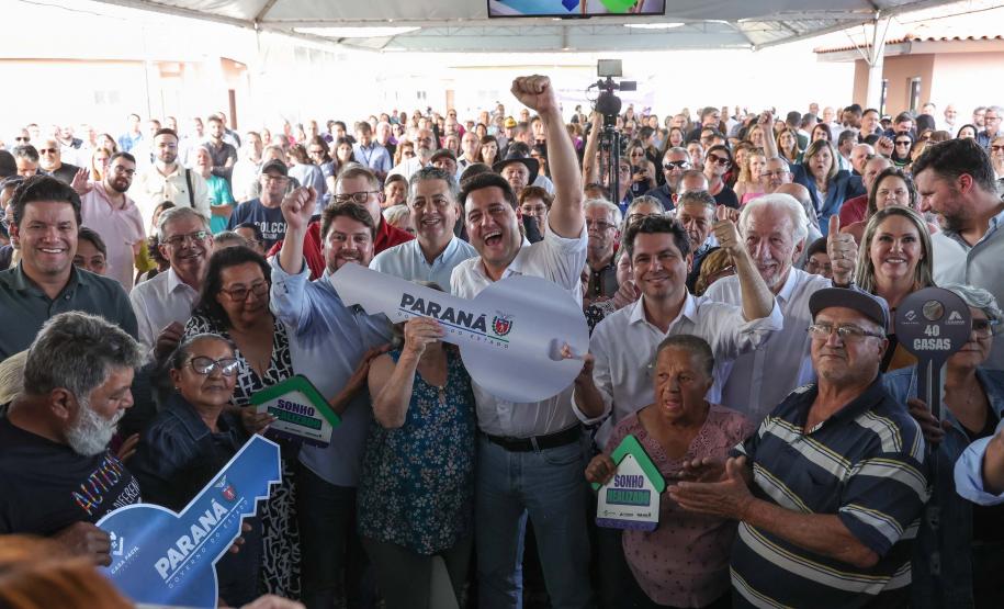 Com piscina e mobília, Ratinho Junior inaugura Condomínio do Idoso de Arapongas