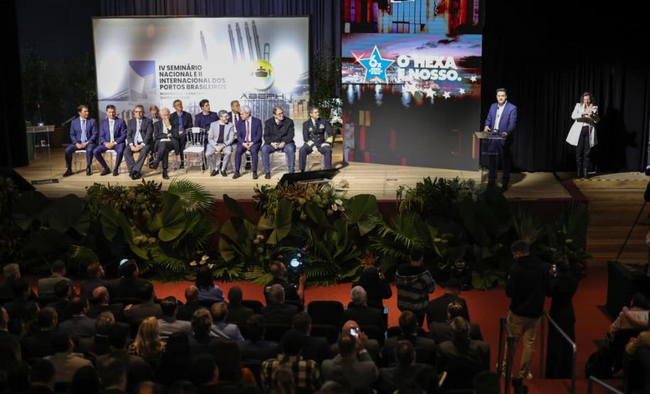 PRESENÇAS – Participaram da abertura do evento o vice-governador Darci Piana; os ministros do Tribunal de Contas da União (TCU) Otto Alencar Rodrigues e Weder de Oliveria; e do Tribunal Superior do Trabalho (TST), Douglas Alencar Rodrigues; o presidente do TRT-PR, Célio Horst; o presidente do TRF4, João Batista Silveira Pinto; o secretário estadual da Justiça e Cidadania, Valdemar Bernardo Jorge; e o deputado federal Arthur Maia. GALERIA DE IMAGENS