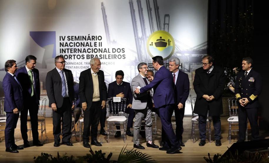 PRESENÇAS – Participaram da abertura do evento o vice-governador Darci Piana; os ministros do Tribunal de Contas da União (TCU) Otto Alencar Rodrigues e Weder de Oliveria; e do Tribunal Superior do Trabalho (TST), Douglas Alencar Rodrigues; o presidente do TRT-PR, Célio Horst; o presidente do TRF4, João Batista Silveira Pinto; o secretário estadual da Justiça e Cidadania, Valdemar Bernardo Jorge; e o deputado federal Arthur Maia. GALERIA DE IMAGENS