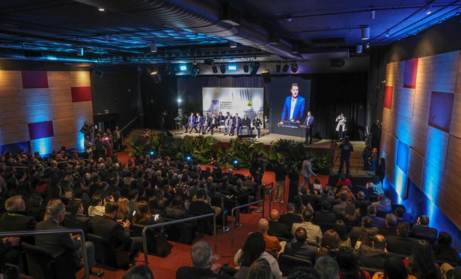 PRESENÇAS – Participaram da abertura do evento o vice-governador Darci Piana; os ministros do Tribunal de Contas da União (TCU) Otto Alencar Rodrigues e Weder de Oliveria; e do Tribunal Superior do Trabalho (TST), Douglas Alencar Rodrigues; o presidente do TRT-PR, Célio Horst; o presidente do TRF4, João Batista Silveira Pinto; o secretário estadual da Justiça e Cidadania, Valdemar Bernardo Jorge; e o deputado federal Arthur Maia. GALERIA DE IMAGENS