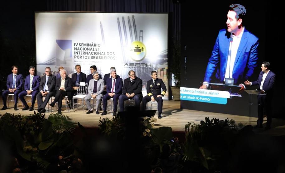 PRESENÇAS – Participaram da abertura do evento o vice-governador Darci Piana; os ministros do Tribunal de Contas da União (TCU) Otto Alencar Rodrigues e Weder de Oliveria; e do Tribunal Superior do Trabalho (TST), Douglas Alencar Rodrigues; o presidente do TRT-PR, Célio Horst; o presidente do TRF4, João Batista Silveira Pinto; o secretário estadual da Justiça e Cidadania, Valdemar Bernardo Jorge; e o deputado federal Arthur Maia. GALERIA DE IMAGENS