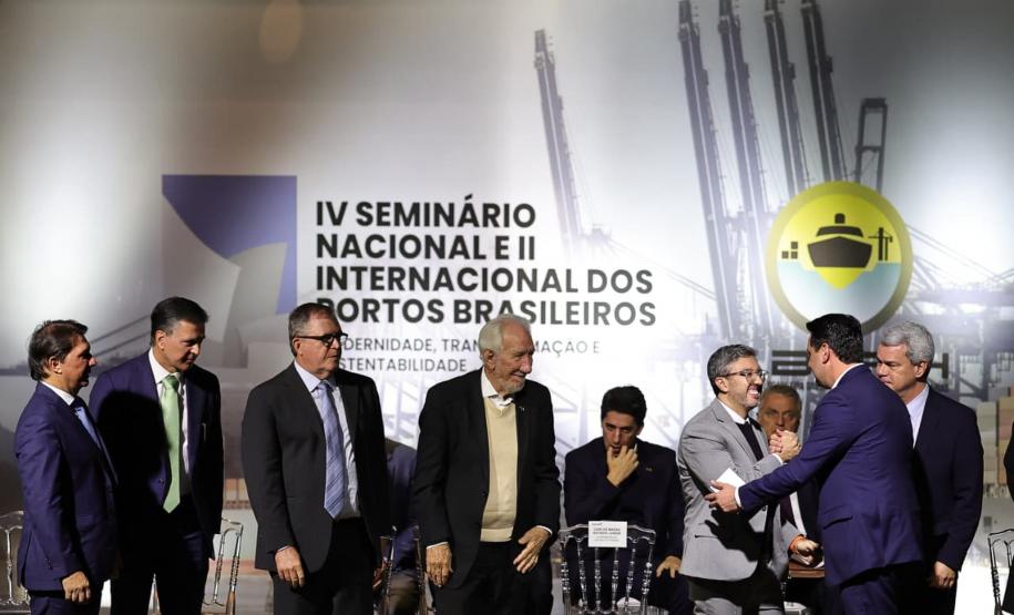 PRESENÇAS – Participaram da abertura do evento o vice-governador Darci Piana; os ministros do Tribunal de Contas da União (TCU) Otto Alencar Rodrigues e Weder de Oliveria; e do Tribunal Superior do Trabalho (TST), Douglas Alencar Rodrigues; o presidente do TRT-PR, Célio Horst; o presidente do TRF4, João Batista Silveira Pinto; o secretário estadual da Justiça e Cidadania, Valdemar Bernardo Jorge; e o deputado federal Arthur Maia. GALERIA DE IMAGENS