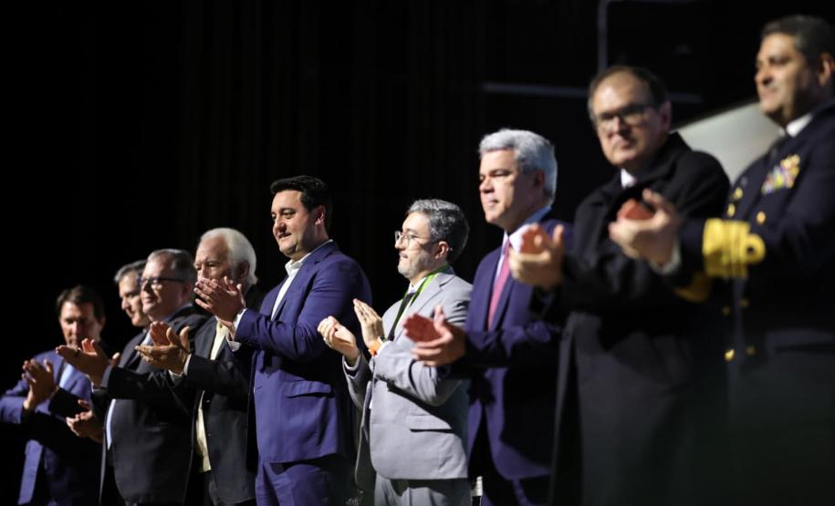 PRESENÇAS – Participaram da abertura do evento o vice-governador Darci Piana; os ministros do Tribunal de Contas da União (TCU) Otto Alencar Rodrigues e Weder de Oliveria; e do Tribunal Superior do Trabalho (TST), Douglas Alencar Rodrigues; o presidente do TRT-PR, Célio Horst; o presidente do TRF4, João Batista Silveira Pinto; o secretário estadual da Justiça e Cidadania, Valdemar Bernardo Jorge; e o deputado federal Arthur Maia. GALERIA DE IMAGENS
