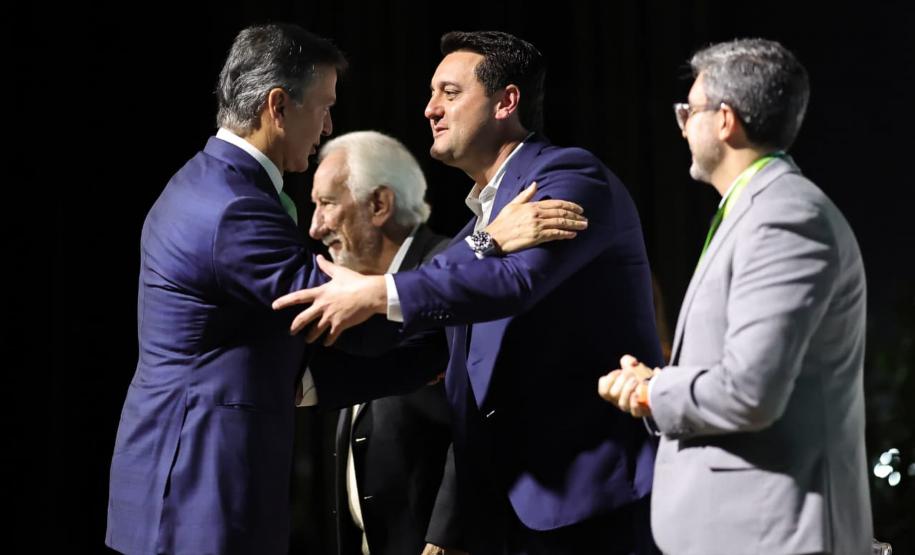 PRESENÇAS – Participaram da abertura do evento o vice-governador Darci Piana; os ministros do Tribunal de Contas da União (TCU) Otto Alencar Rodrigues e Weder de Oliveria; e do Tribunal Superior do Trabalho (TST), Douglas Alencar Rodrigues; o presidente do TRT-PR, Célio Horst; o presidente do TRF4, João Batista Silveira Pinto; o secretário estadual da Justiça e Cidadania, Valdemar Bernardo Jorge; e o deputado federal Arthur Maia. GALERIA DE IMAGENS