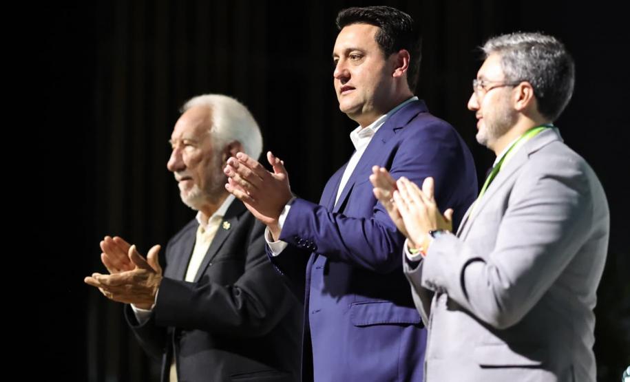 PRESENÇAS – Participaram da abertura do evento o vice-governador Darci Piana; os ministros do Tribunal de Contas da União (TCU) Otto Alencar Rodrigues e Weder de Oliveria; e do Tribunal Superior do Trabalho (TST), Douglas Alencar Rodrigues; o presidente do TRT-PR, Célio Horst; o presidente do TRF4, João Batista Silveira Pinto; o secretário estadual da Justiça e Cidadania, Valdemar Bernardo Jorge; e o deputado federal Arthur Maia. GALERIA DE IMAGENS