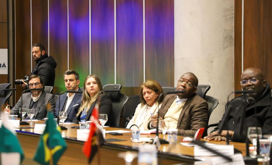 Angola e República Dominicana: Piana apresenta programas do Estado e prospecta parcerias