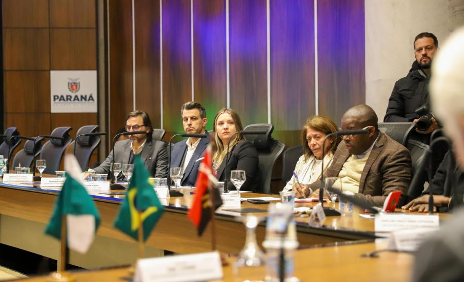 Angola e República Dominicana: Piana apresenta programas do Estado e prospecta parcerias