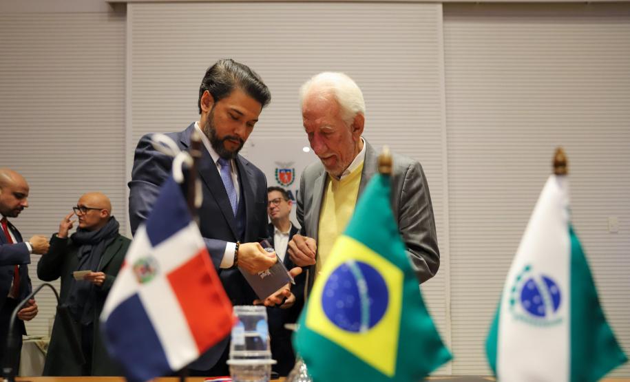 Angola e República Dominicana: Piana apresenta programas do Estado e prospecta parcerias