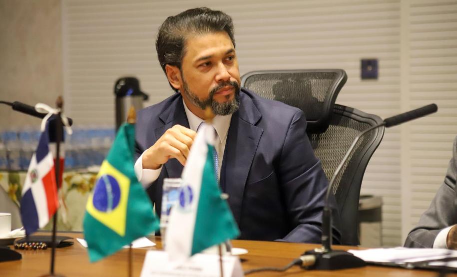 Angola e República Dominicana: Piana apresenta programas do Estado e prospecta parcerias