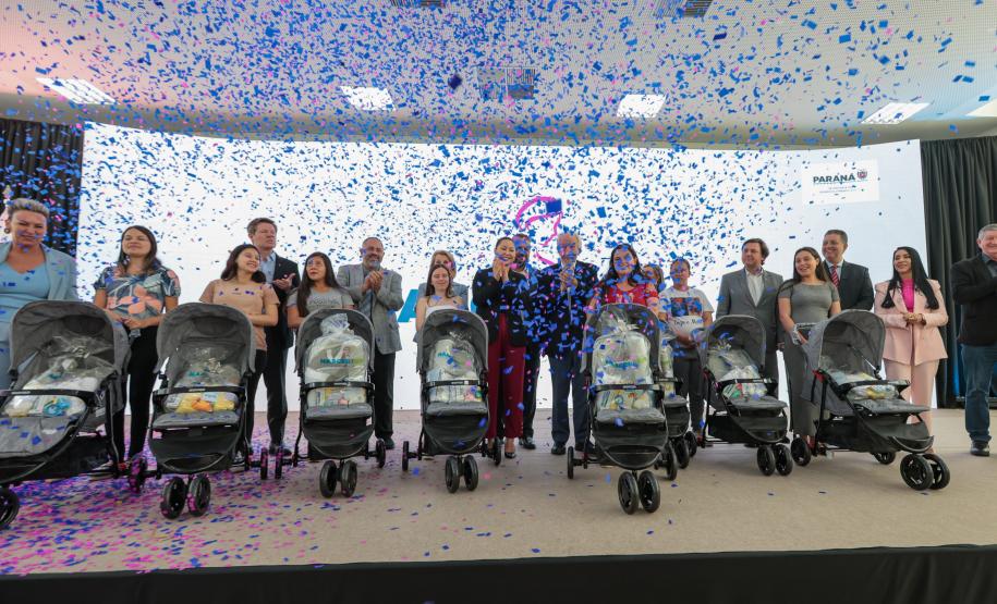 Com carrinhos e acessórios, Estado inicia distribuição inédita de 10 mil kits para mães e bebês