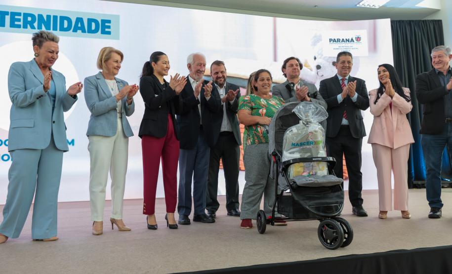 Com carrinhos e acessórios, Estado inicia distribuição inédita de 10 mil kits para mães e bebês