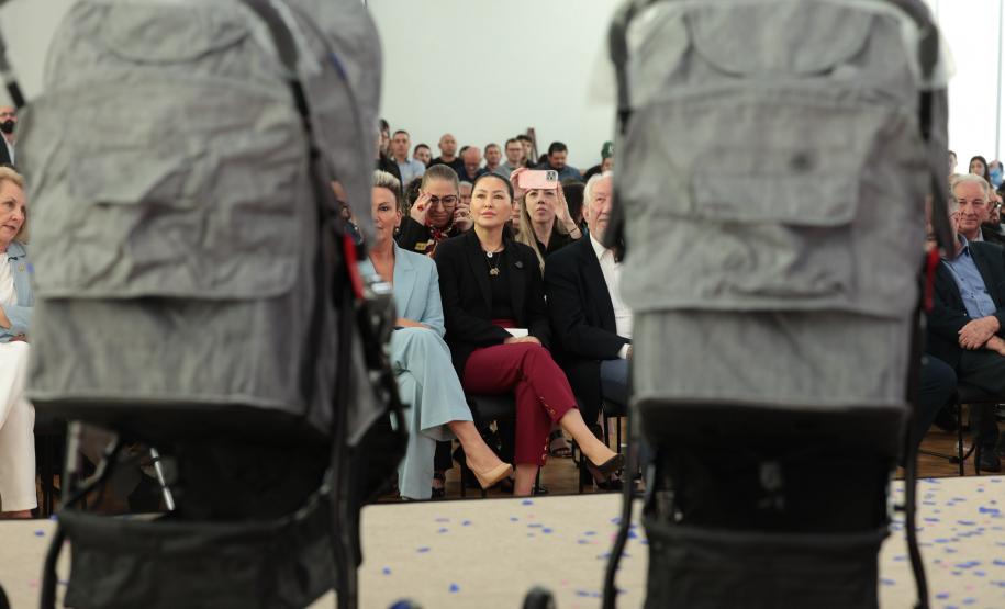 Com carrinhos e acessórios, Estado inicia distribuição inédita de 10 mil kits para mães e bebês