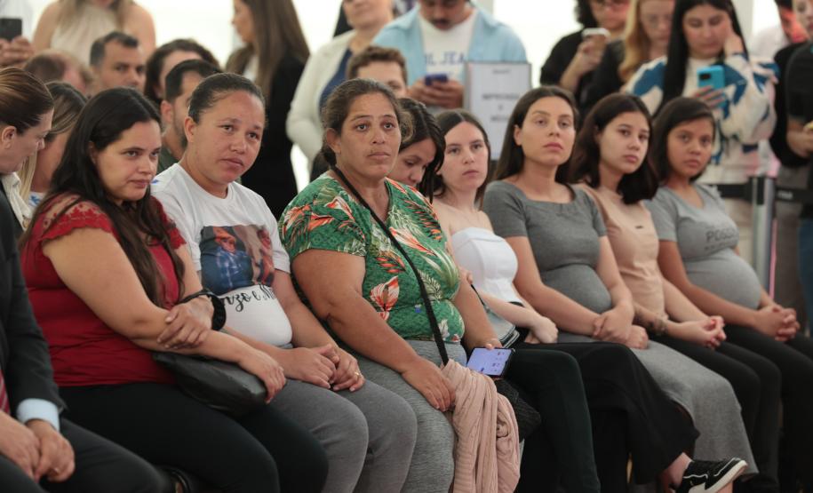 Com carrinhos e acessórios, Estado inicia distribuição inédita de 10 mil kits para mães e bebês
