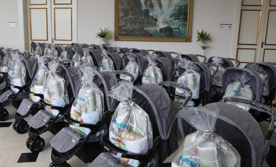 Com carrinhos e acessórios, Estado inicia distribuição inédita de 10 mil kits para mães e bebês
