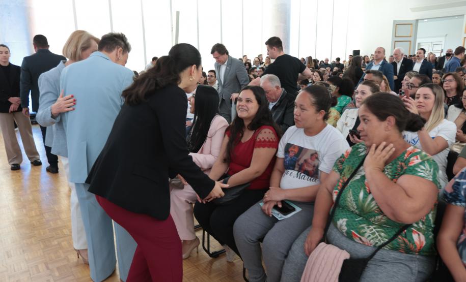 Com carrinhos e acessórios, Estado inicia distribuição inédita de 10 mil kits para mães e bebês