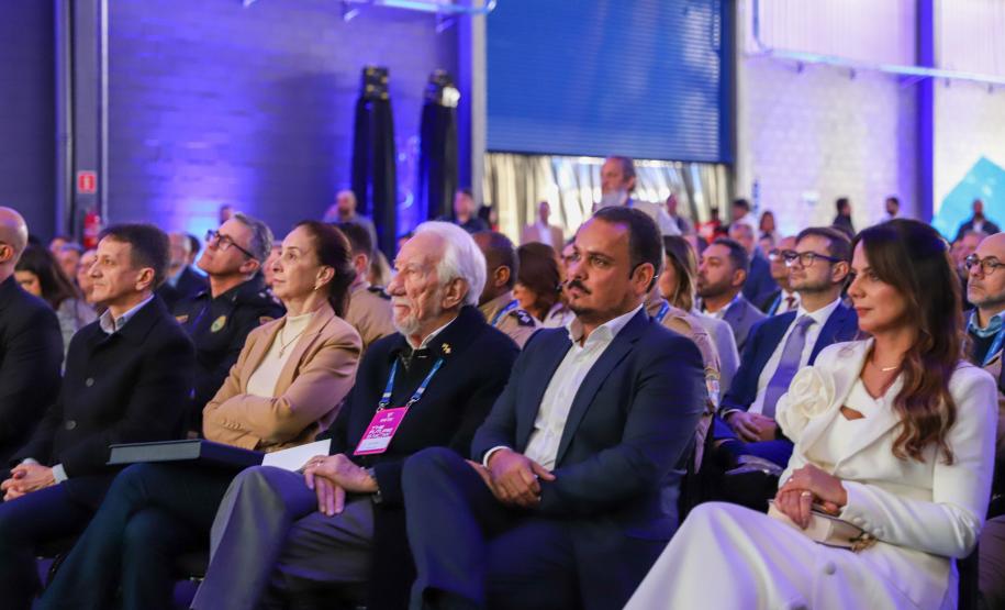 ADAPTAÇÕES – A Raytec, que possui diversas certificações de qualidade internacionais, atende tanto ao setor público quanto ao mercado privado. Os veículos podem ser, por exemplo, adaptados para uso como ambulâncias, transporte de cães, transporte de presos, consultórios móveis – odontológicos, oftalmológicos, ginecológicos –, serviços móveis (pet shop, salão de beleza, food truck), transporte urbano, entre outros. A empresa também trabalha com a customização de viaturas das forças de segurança.  “Temos hoje