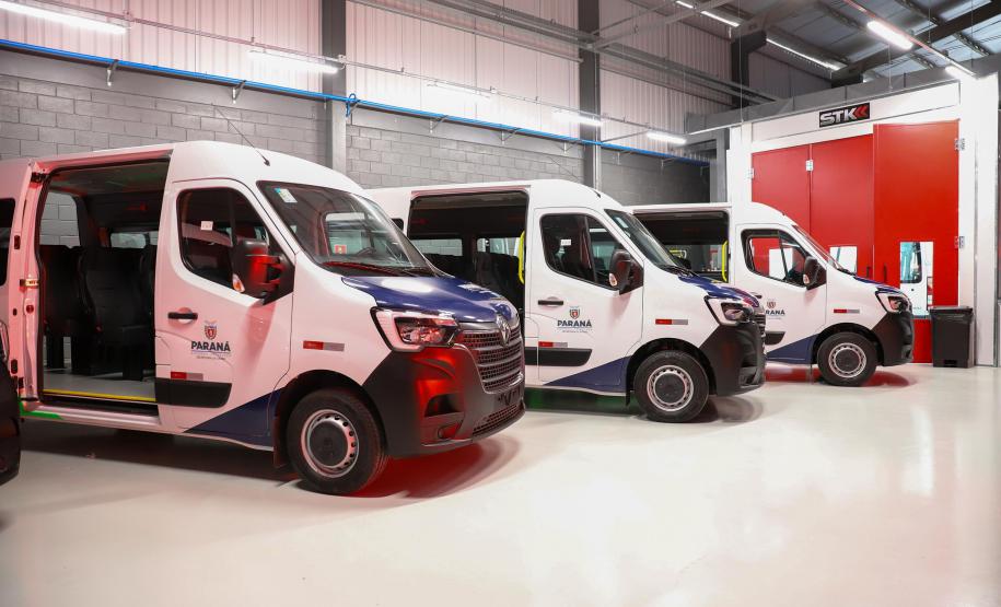 ADAPTAÇÕES – A Raytec, que possui diversas certificações de qualidade internacionais, atende tanto ao setor público quanto ao mercado privado. Os veículos podem ser, por exemplo, adaptados para uso como ambulâncias, transporte de cães, transporte de presos, consultórios móveis – odontológicos, oftalmológicos, ginecológicos –, serviços móveis (pet shop, salão de beleza, food truck), transporte urbano, entre outros. A empresa também trabalha com a customização de viaturas das forças de segurança.  “Temos hoje