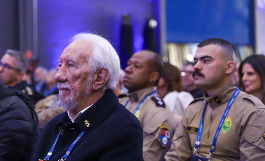 ADAPTAÇÕES – A Raytec, que possui diversas certificações de qualidade internacionais, atende tanto ao setor público quanto ao mercado privado. Os veículos podem ser, por exemplo, adaptados para uso como ambulâncias, transporte de cães, transporte de presos, consultórios móveis – odontológicos, oftalmológicos, ginecológicos –, serviços móveis (pet shop, salão de beleza, food truck), transporte urbano, entre outros. A empresa também trabalha com a customização de viaturas das forças de segurança.  “Temos hoje