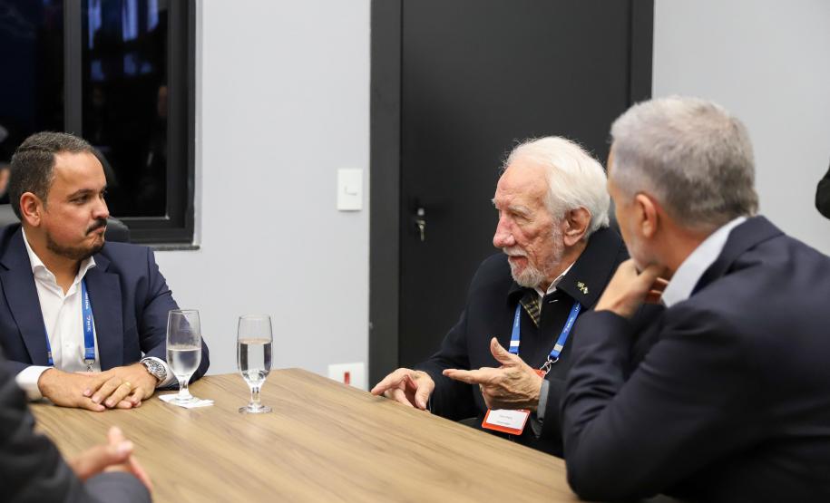 ADAPTAÇÕES – A Raytec, que possui diversas certificações de qualidade internacionais, atende tanto ao setor público quanto ao mercado privado. Os veículos podem ser, por exemplo, adaptados para uso como ambulâncias, transporte de cães, transporte de presos, consultórios móveis – odontológicos, oftalmológicos, ginecológicos –, serviços móveis (pet shop, salão de beleza, food truck), transporte urbano, entre outros. A empresa também trabalha com a customização de viaturas das forças de segurança.  “Temos hoje