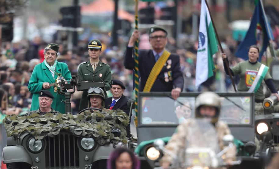 203 anos da Independência: 6,5 mil pessoas desfilam no 7 de Setembro em Curitiba