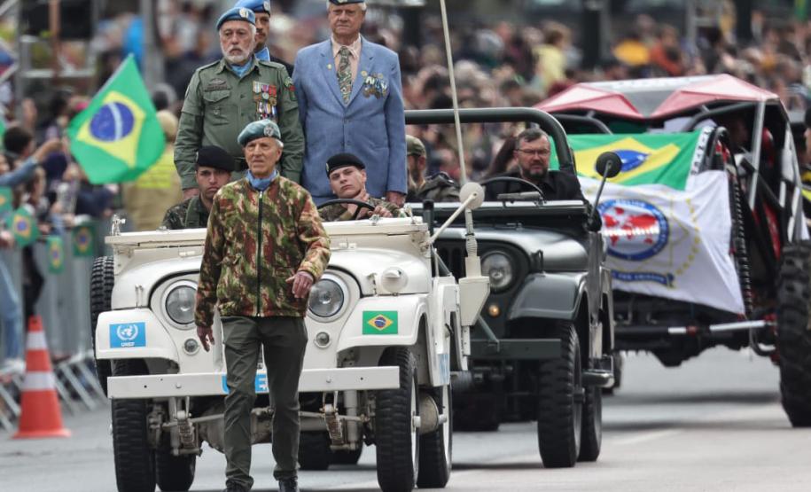 203 anos da Independência: 6,5 mil pessoas desfilam no 7 de Setembro em Curitiba