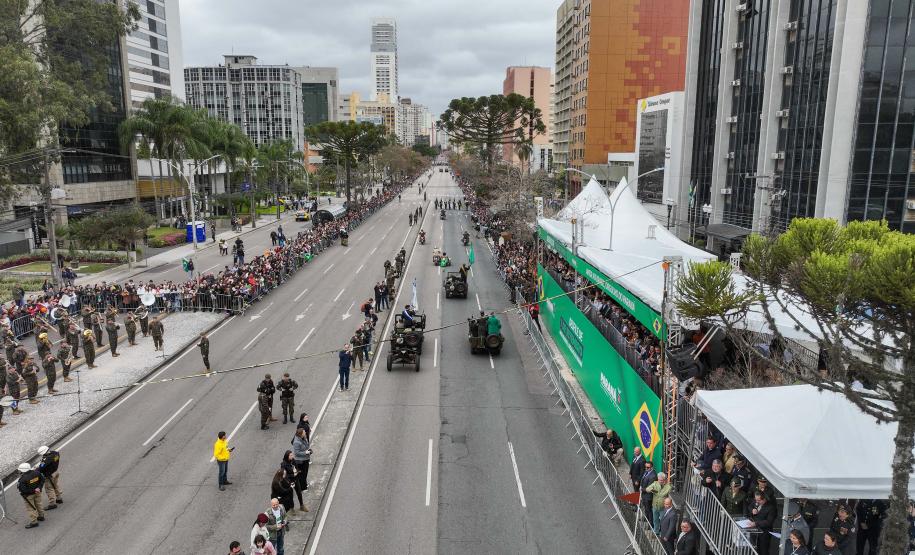 203 anos da Independência: 6,5 mil pessoas desfilam no 7 de Setembro em Curitiba