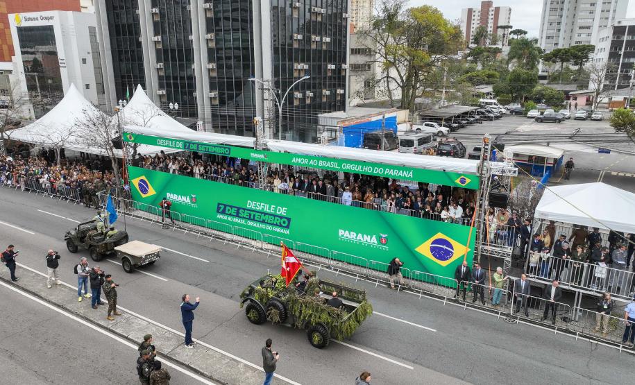 203 anos da Independência: 6,5 mil pessoas desfilam no 7 de Setembro em Curitiba