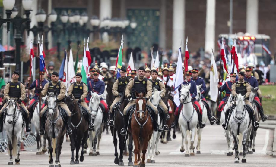 203 anos da Independência: 6,5 mil pessoas desfilam no 7 de Setembro em Curitiba