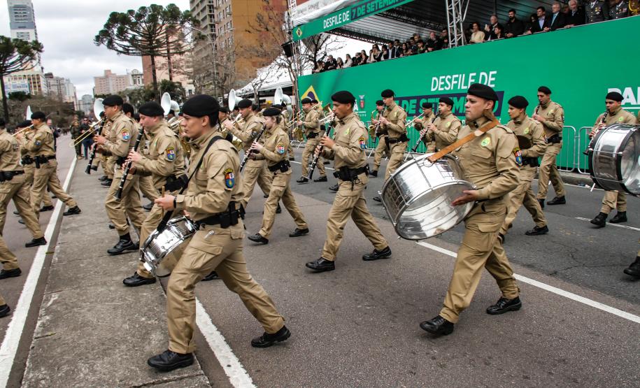 203 anos da Independência: 6,5 mil pessoas desfilam no 7 de Setembro em Curitiba