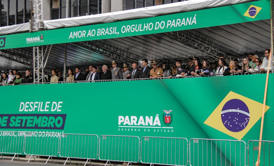 203 anos da Independência: 6,5 mil pessoas desfilam no 7 de Setembro em Curitiba
