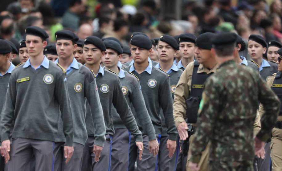 203 anos da Independência: 6,5 mil pessoas desfilam no 7 de Setembro em Curitiba