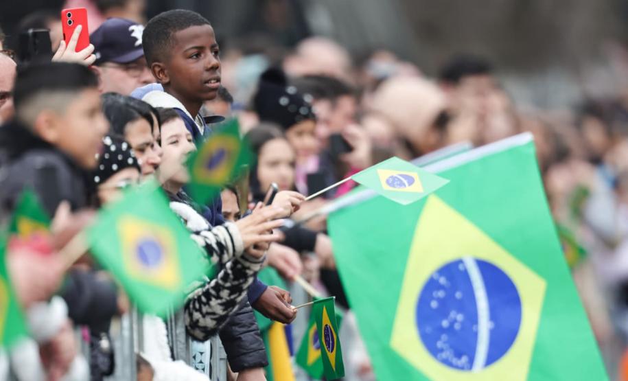 203 anos da Independência: 6,5 mil pessoas desfilam no 7 de Setembro em Curitiba