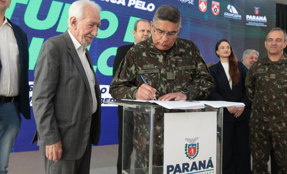 Paraná firma parceria com Exército para incentivar pesquisas em IA e cibersegurança