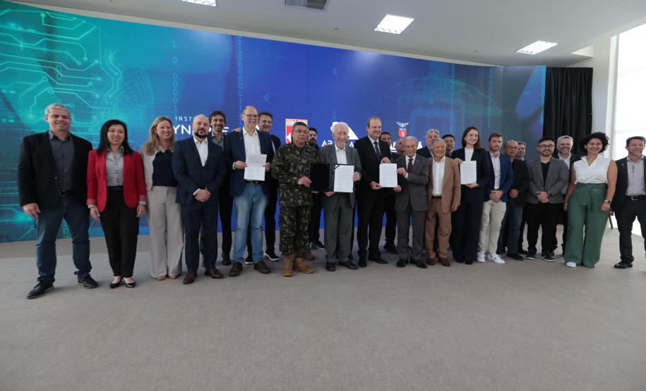 Paraná firma parceria com Exército para incentivar pesquisas em IA e cibersegurança