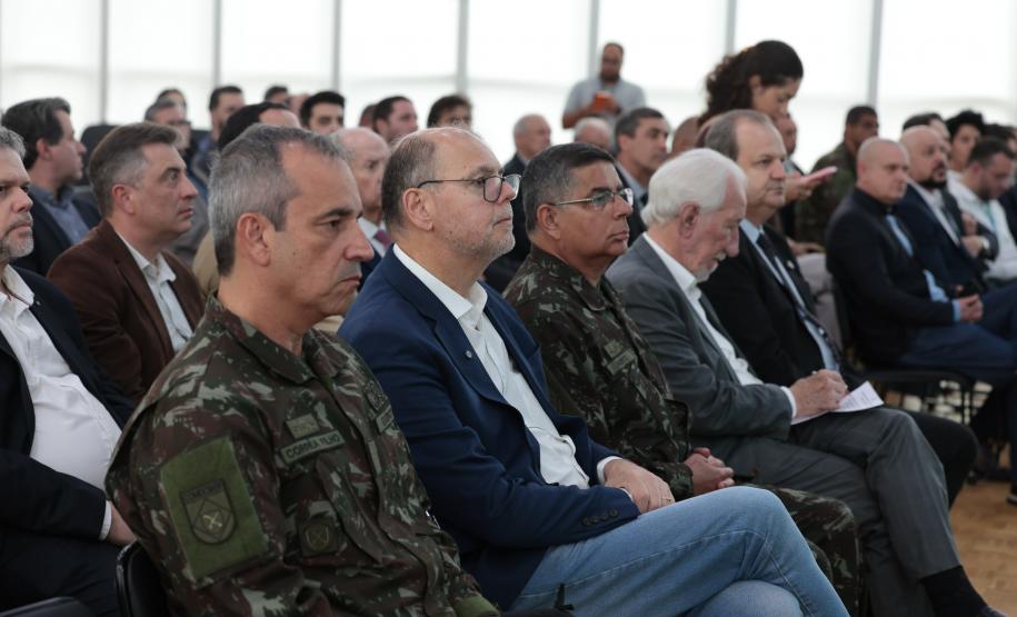 Paraná firma parceria com Exército para incentivar pesquisas em IA e cibersegurança