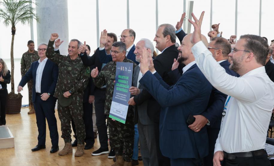 Paraná firma parceria com Exército para incentivar pesquisas em IA e cibersegurança