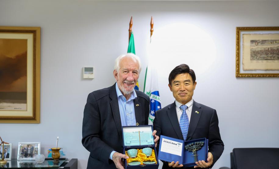 Piana recebe cônsul-geral da Coreia do Sul para tratar da instalação da LG no Paraná